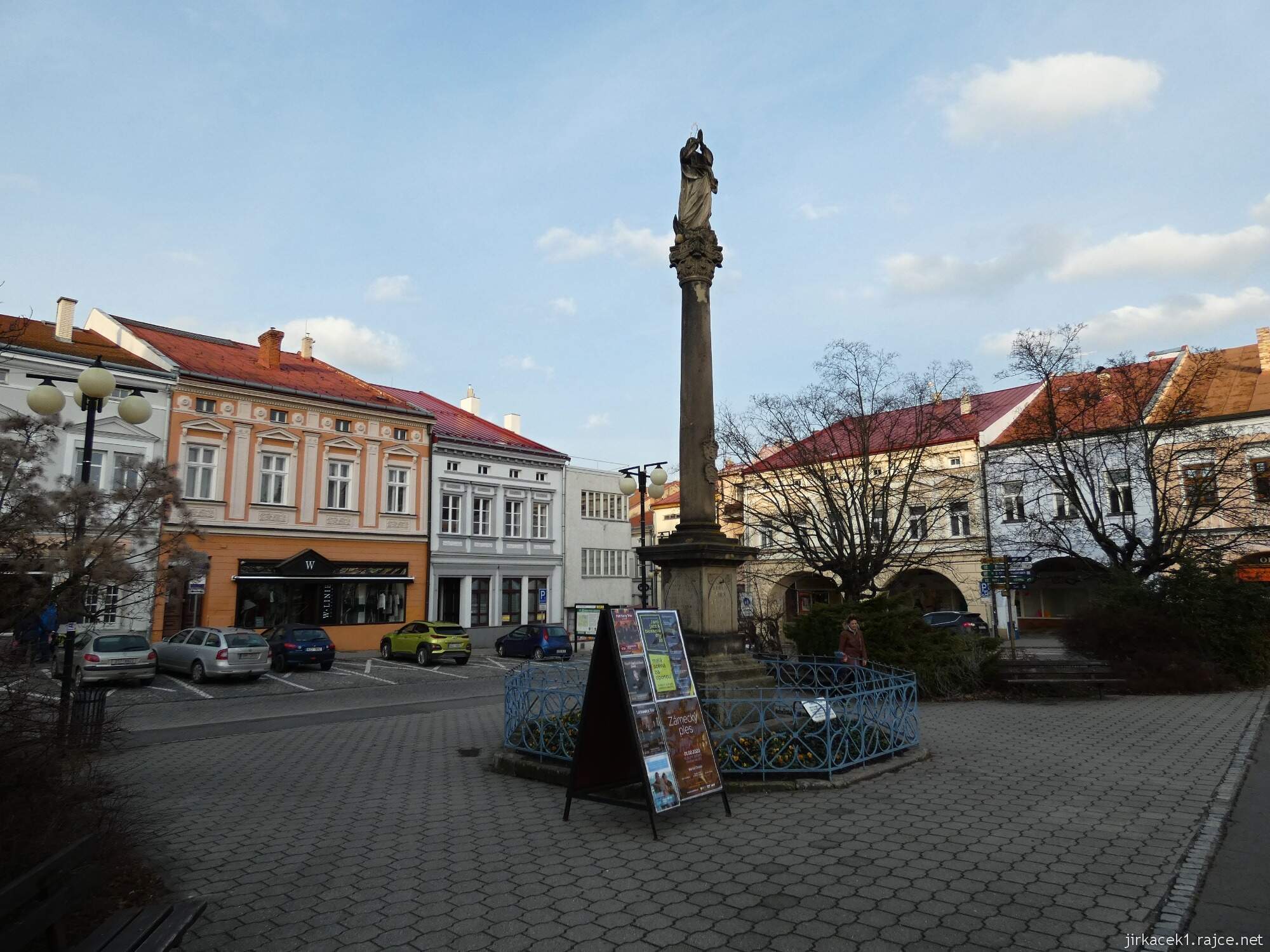 I - Valašské Meziříčí - náměstí 21 - Mariánský sloup ze 17. století se sochou Panny Marie