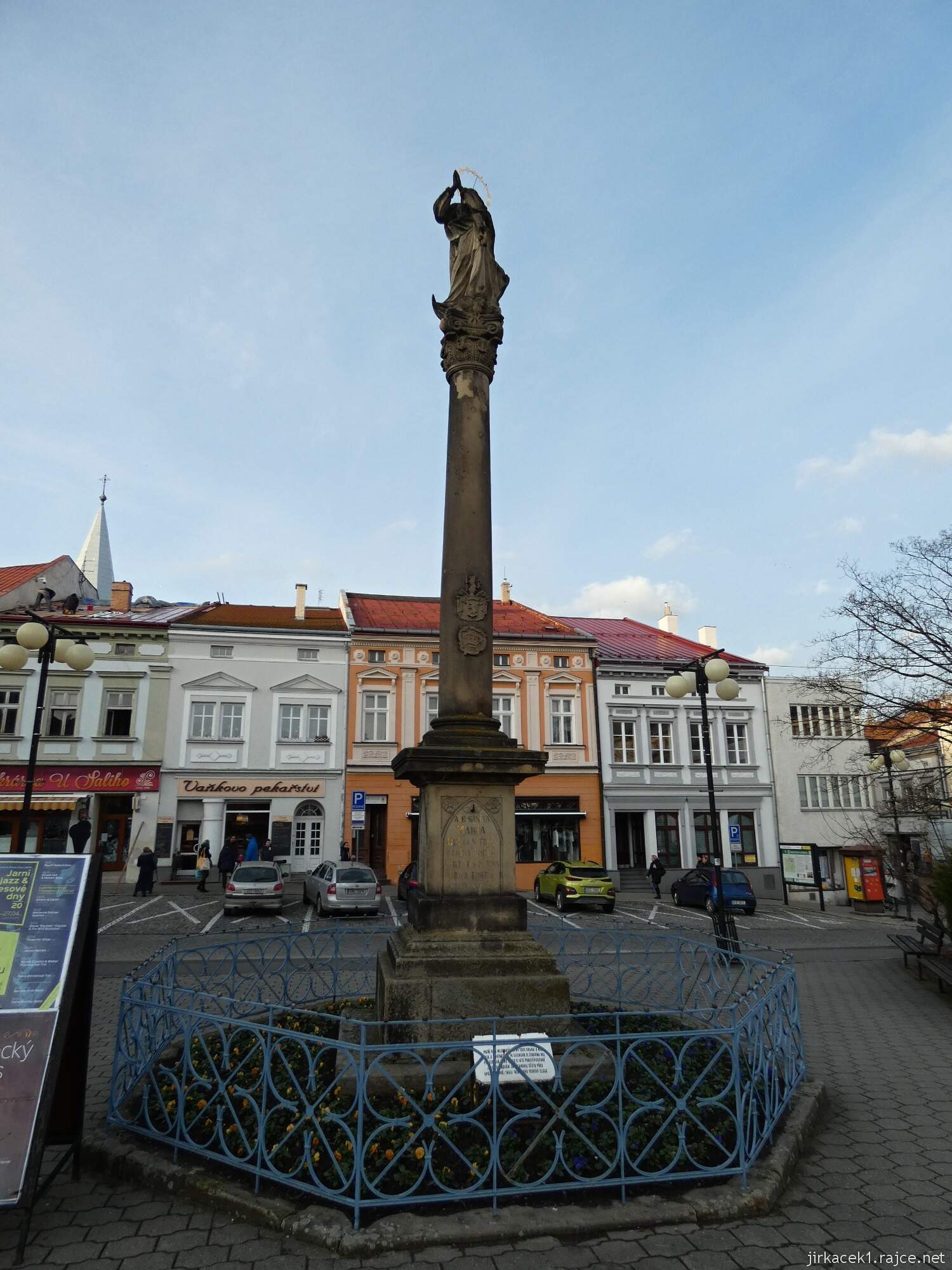 I - Valašské Meziříčí - náměstí 22 - Mariánský sloup ze 17. století se sochou Panny Marie