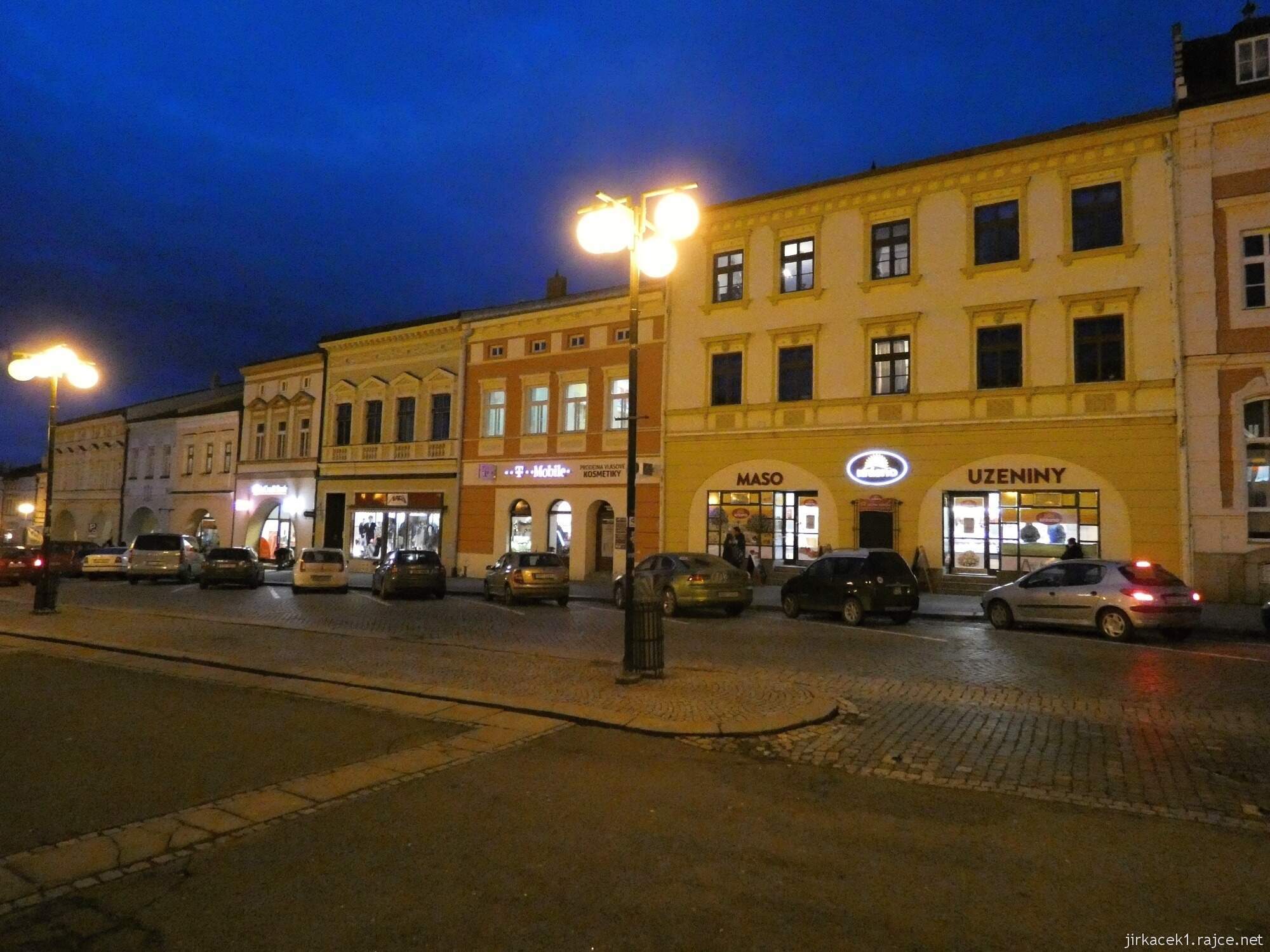 I - Valašské Meziříčí - náměstí 31 - řada domů večer