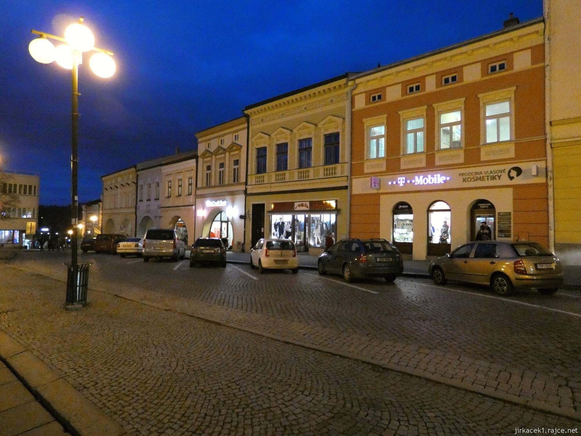 I - Valašské Meziříčí - náměstí 32 - řada domů večer