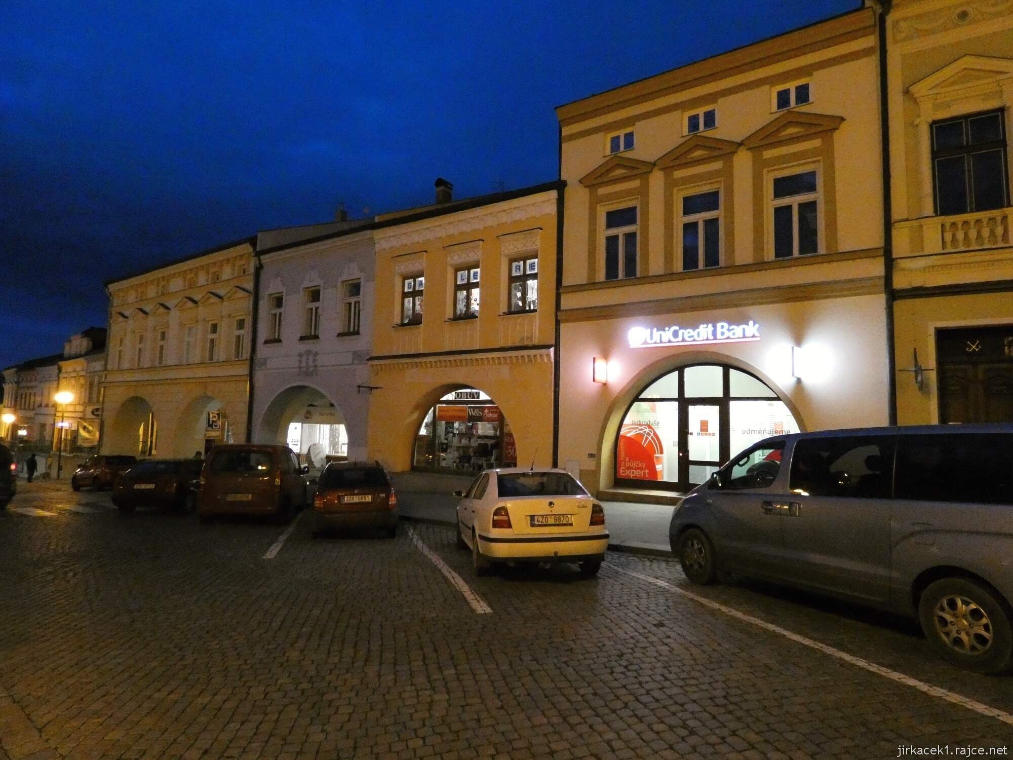 I - Valašské Meziříčí - náměstí 33 - řada domů večer