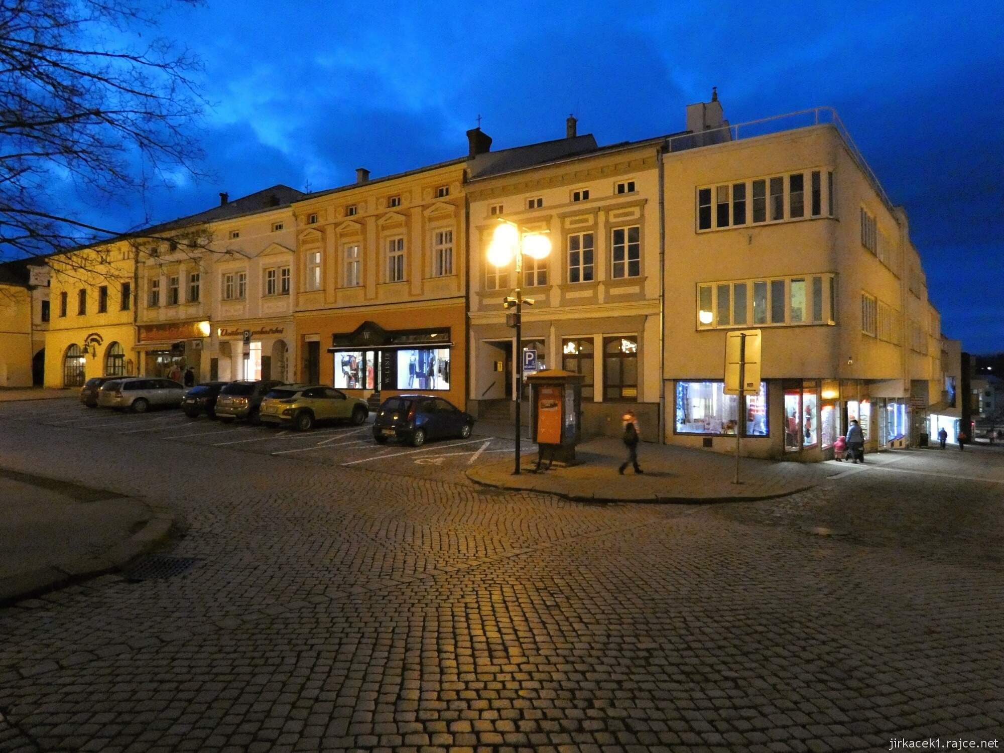 I - Valašské Meziříčí - náměstí 34 - řada domů večer