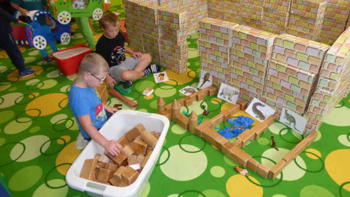 ZOO - Děti si postavily zoologickou zahradu, do výběhu umístily zvířátka, nakrmily je a pomocí krep. pap. vytvořily životní prostředí - voda, poušť, louka.