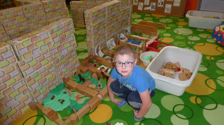 ZOO - Děti si postavily zoologickou zahradu, do výběhu umístily zvířátka, nakrmily je a pomocí krep. pap. vytvořily životní prostředí - voda, poušť, louka.