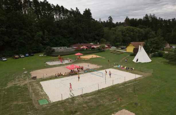 Sportovní areál - Hřiště na beach volejbal, nohejbal a dětské hřiště