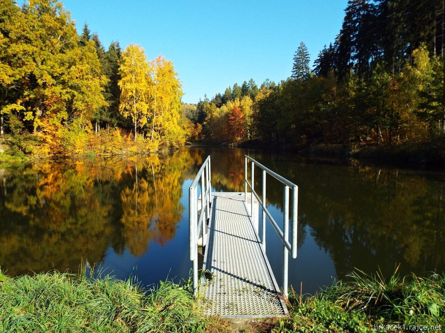 cesta mezi Přestavlky a Krčmaní 19 - pohled z hráze na vodní plochu nádrže