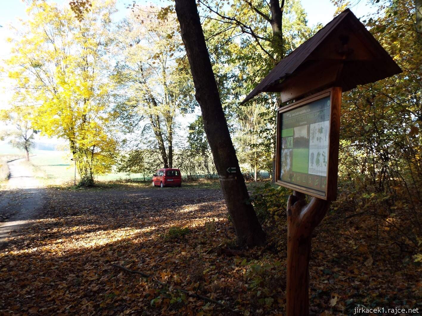 cesta mezi Přestavlky a Krčmaní 39 - tabule NS před výstupem z lesa