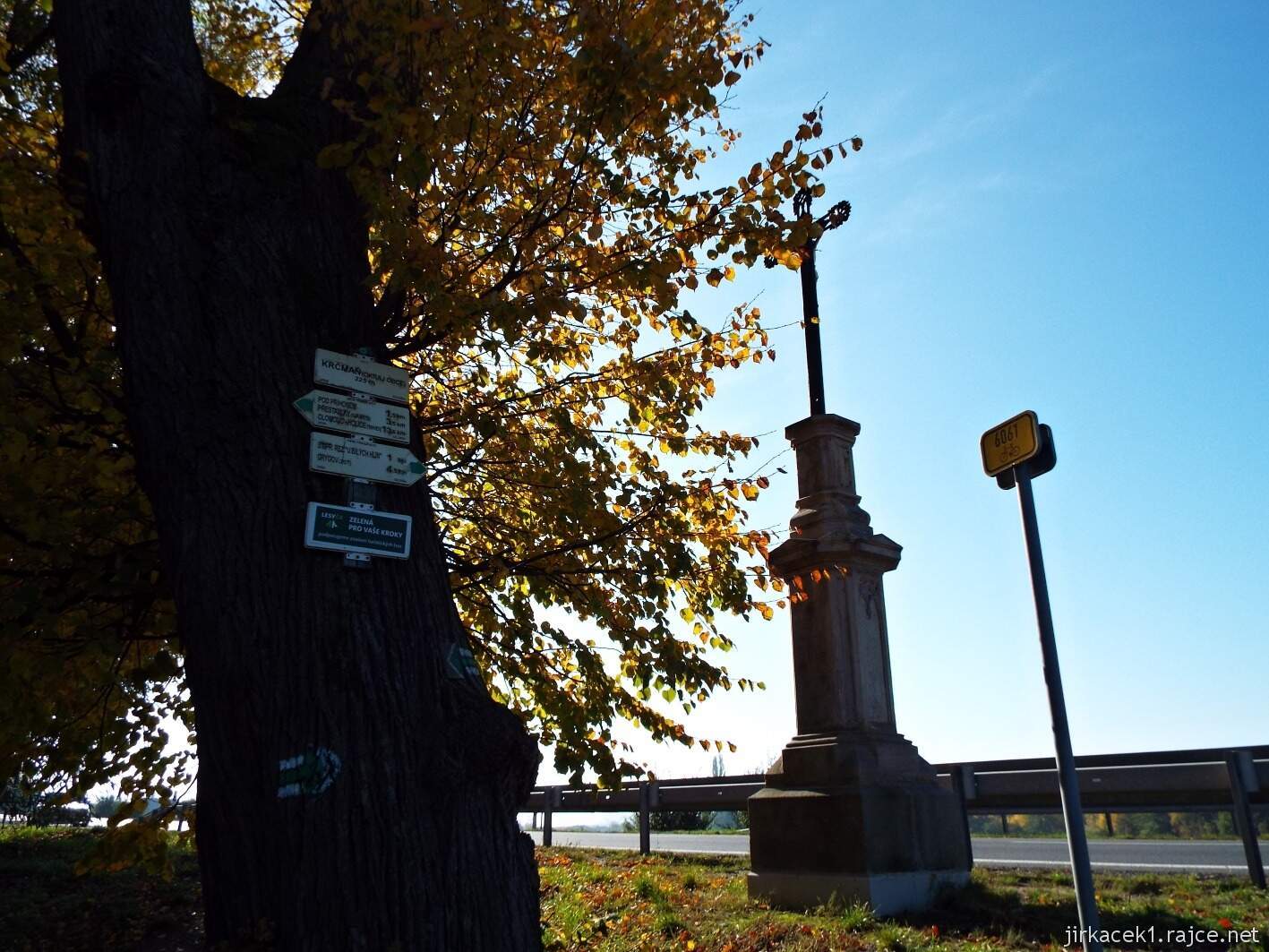 cesta mezi Přestavlky a Krčmaní 45 - rozcestník a kříž u rybníka u Krčmaně