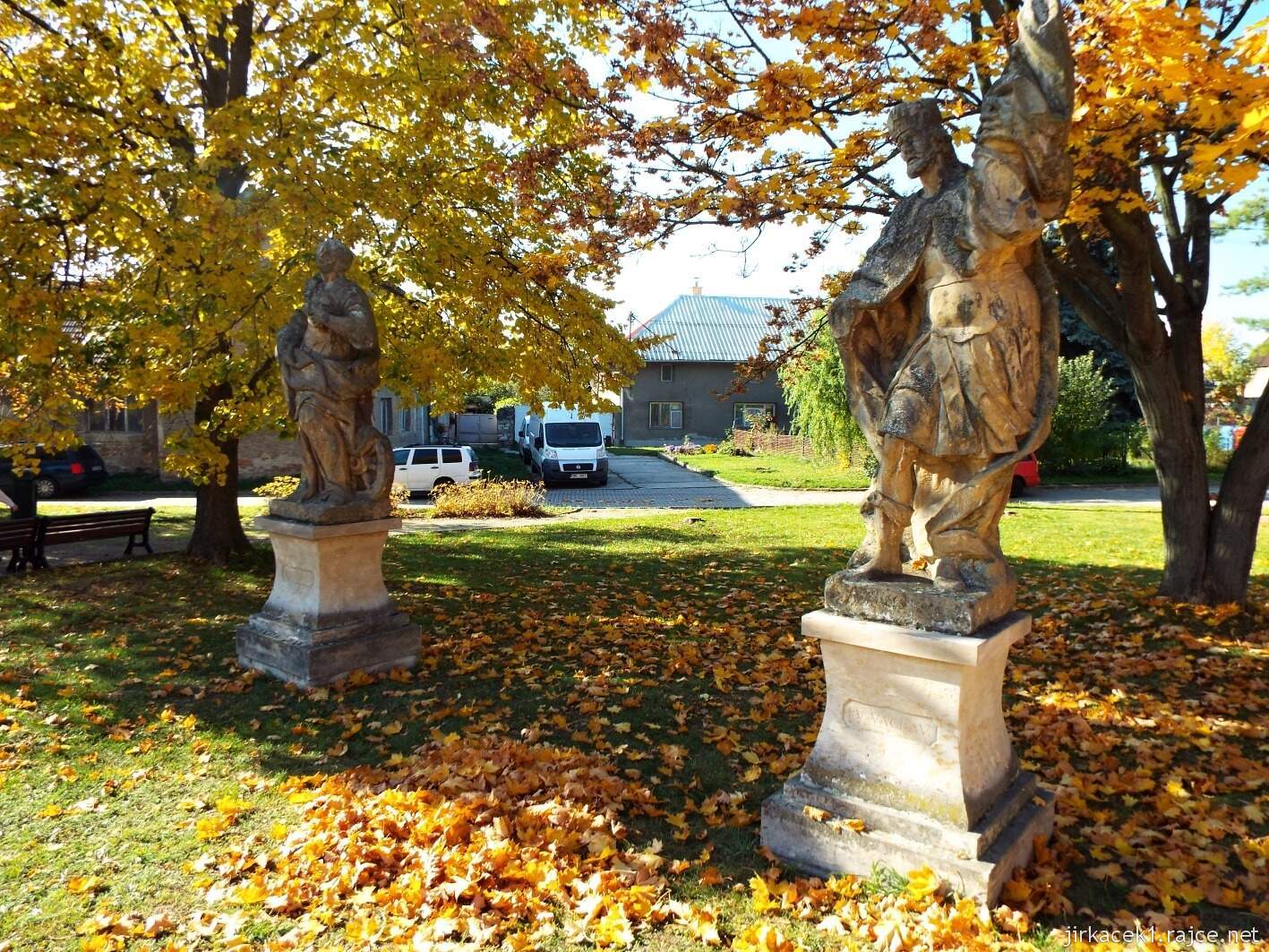 Grygov - Masarykova náves - sochy sv. Kateřiny a sv. Václava