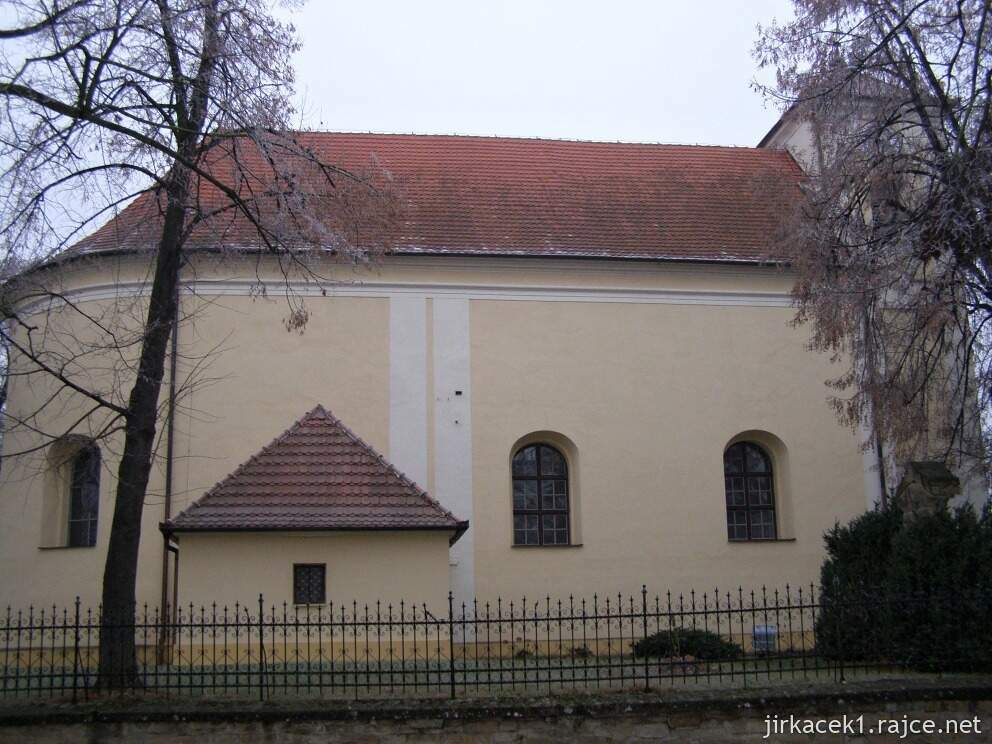 Archlebov - kostel sv. Šebestiána a Rocha - boční pohled