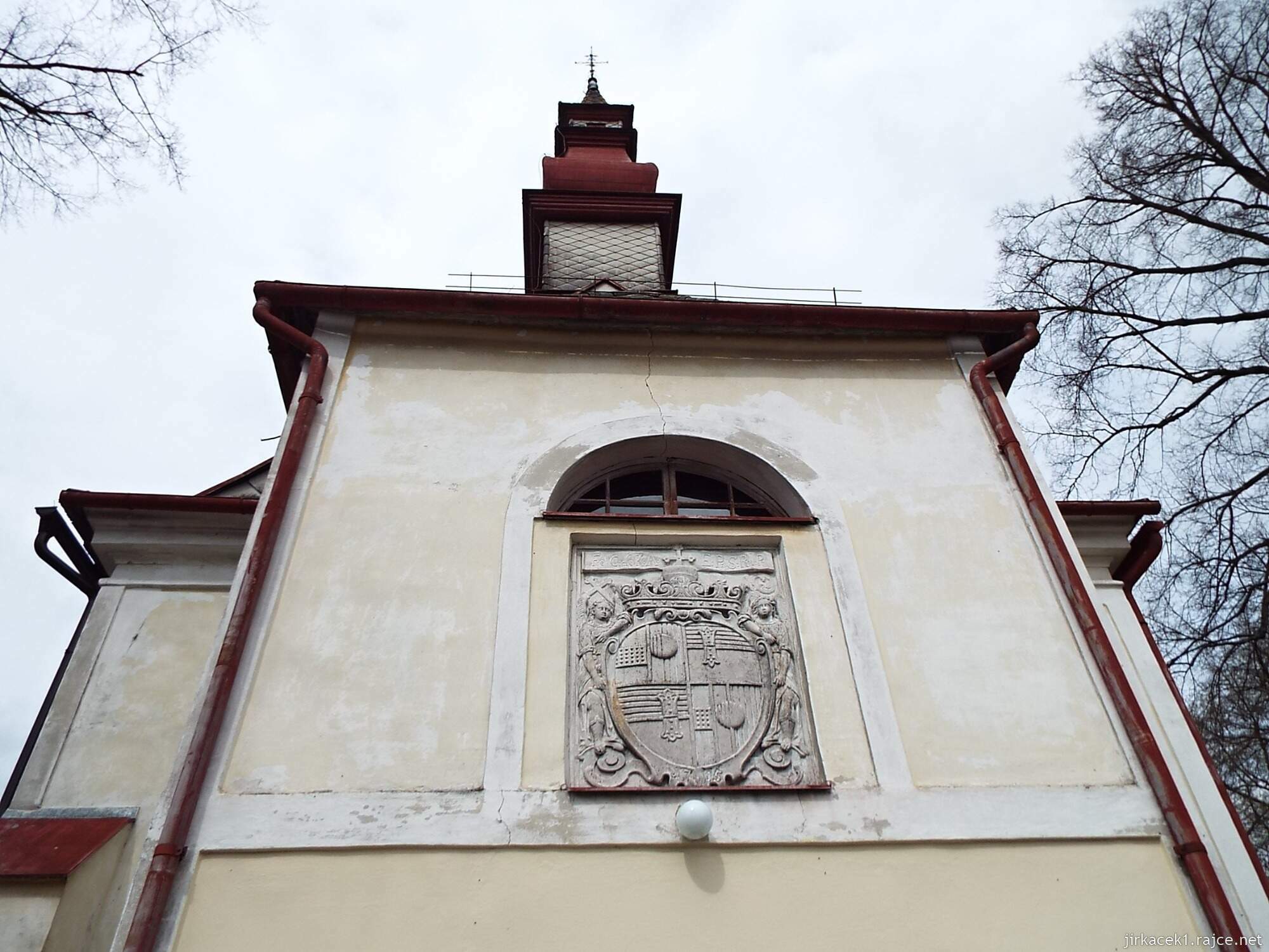 M - Horní Cerekev - Kostel sv. Jana Křtitele 07 - erb nad vchodem a špička věže
