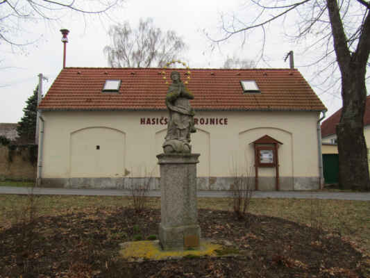 pokračujeme ve šlapání směr Nepomuk - socha Panny Marie Immaculaty před hasičskou zbrojnicí na návsi