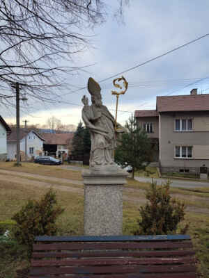 socha sv. Vojtěcha je to nebo není - píší, že je to barokní socha biskupa, to Vojtěch také byl, psi na něj zde vrčeli už v roce 981 a od té doby je zde obec Vrčeň