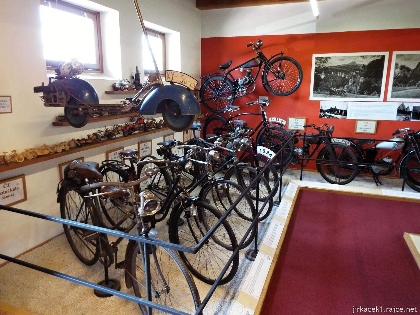02 - Borek pod Troskami - motomuzeum 04 - exponáty