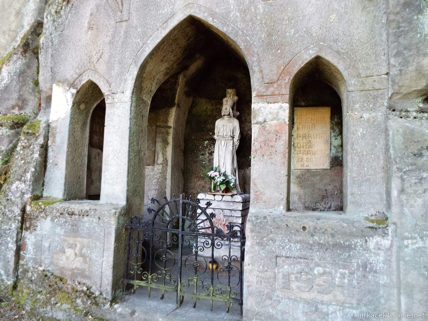 03 - Klokočí - Husův památník 03