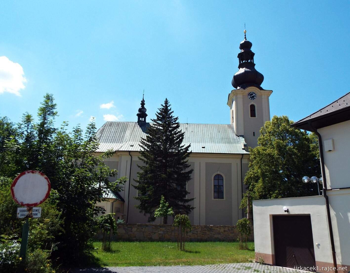 003 - Rožnov pod Radhoštěm - kostel Všech svatých 22 - pohled od náměstí