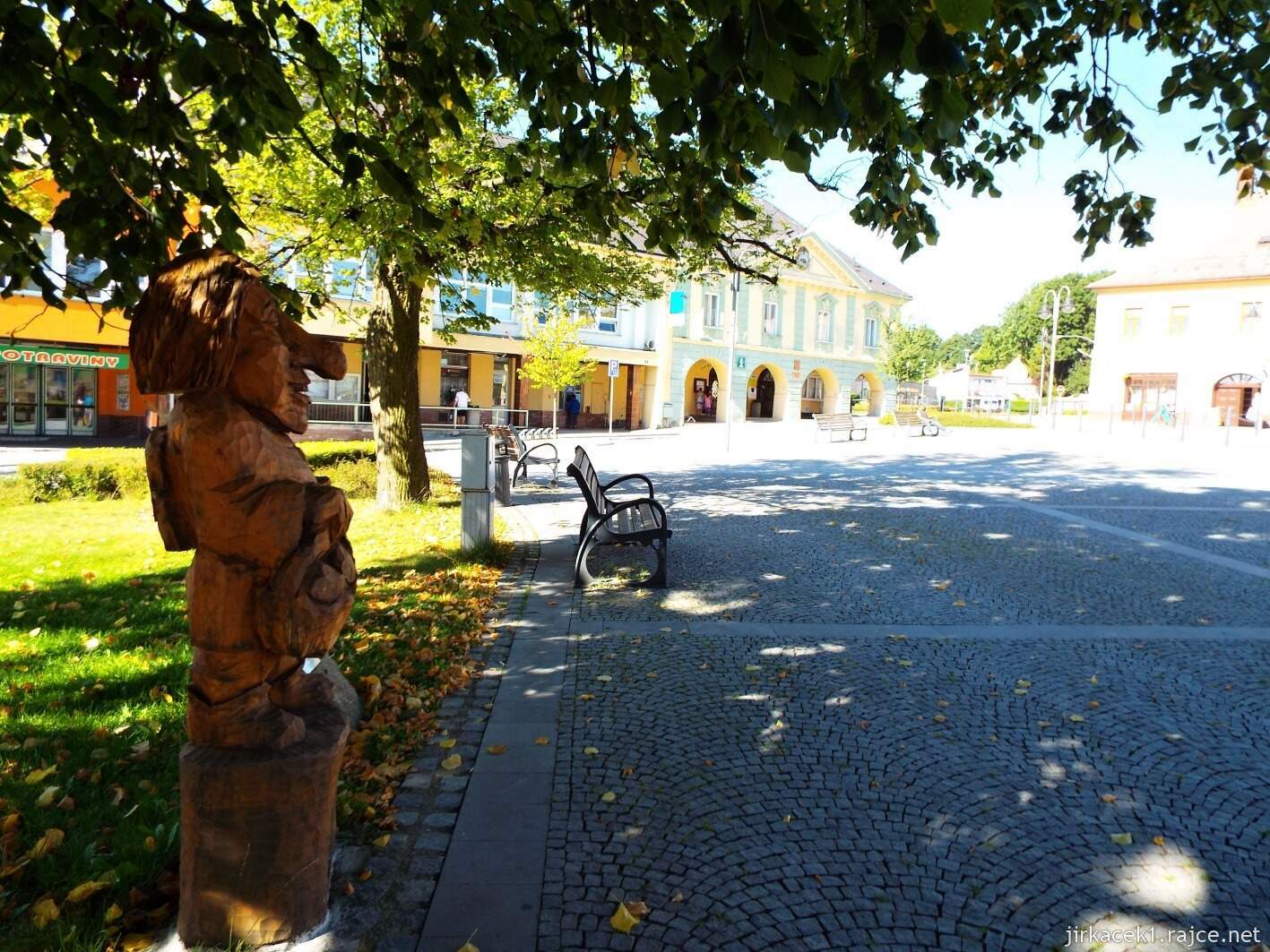 B - Moravský Beroun - nám. 9 května 03 - socha Prokůpka pod lípou