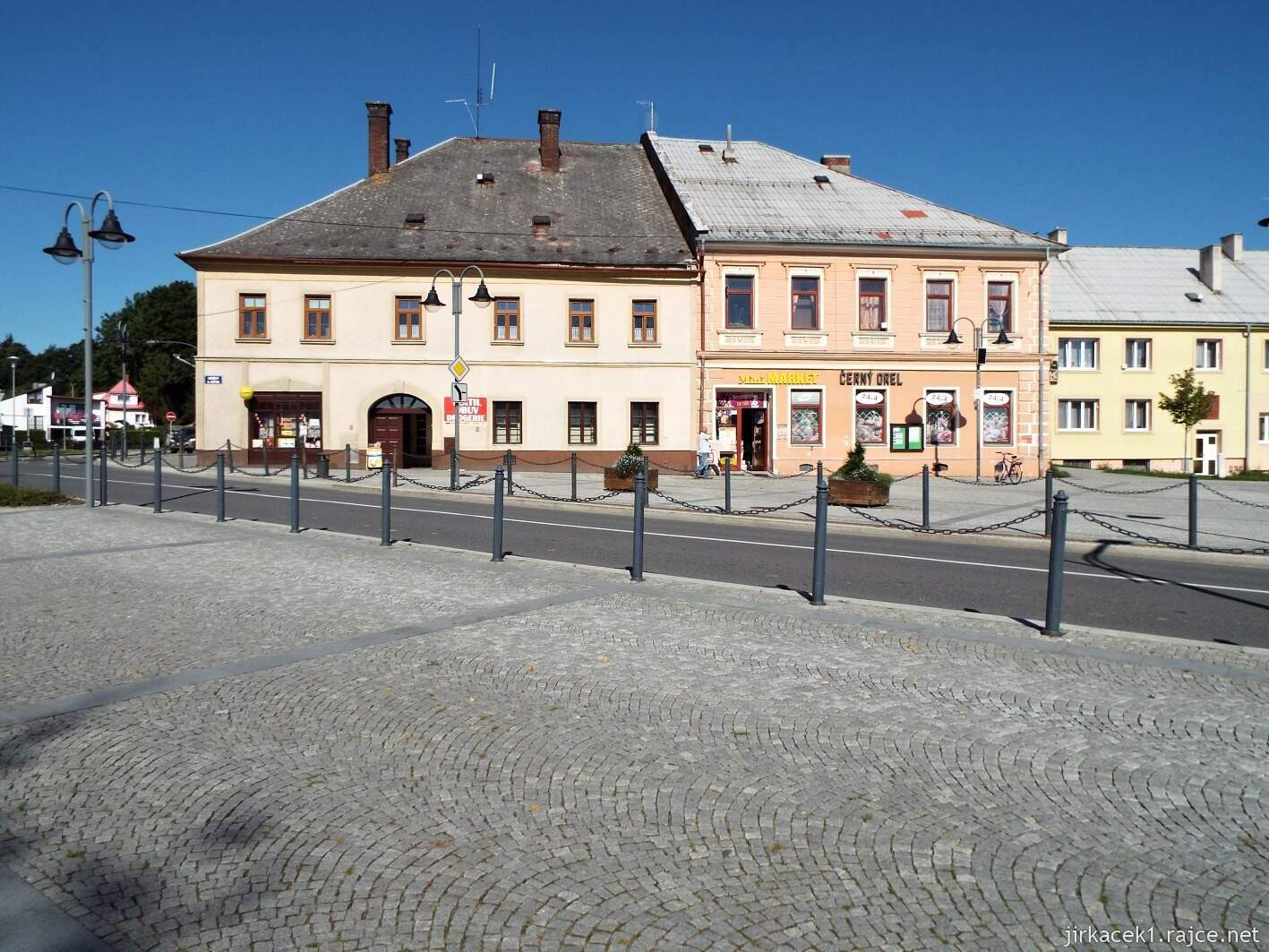 B - Moravský Beroun - nám. 9 května 06 - nárožní domy v horní části náměstí