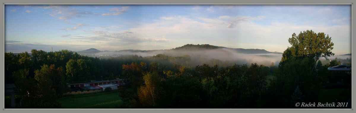 Panorama ranních mlh pod Holákem v září 2011