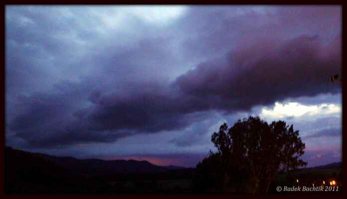 Pravděpodobný rotorový oblak (roll cloud) ještě před příchodem bouřkového systému